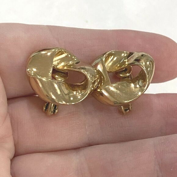 Vintage Vendome Clip On Earrings Gold Tone Infinity Ribbon Design Screw Backs - Picture 6 of 6